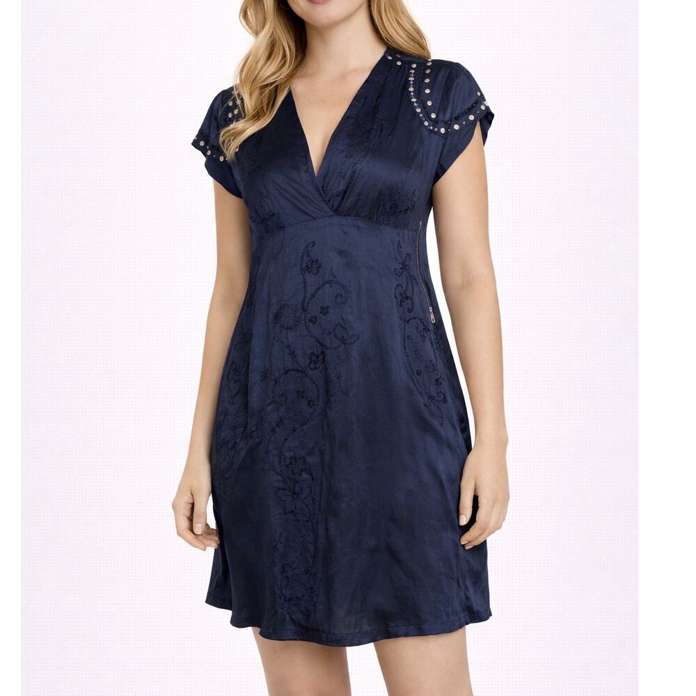 Odd Molly Small Silky embroidered short sleeve V-Neck navy blue